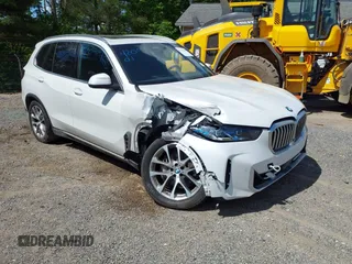 2024 BMW X5 xDrive40i z VIN 5UX23EU08R9S68020, wystawiony jako IAAI lot #42235234 z przebiegiem 32 679 mil mil oraz . Historia ofert i sprzedaży dostępna na DreamBid. Obrazek 1.