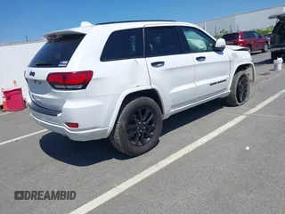 2020 Jeep Grand Cherokee Laredo E z VIN 1C4RJFAGXLC199564, wystawiony jako IAAI lot #42142905 z przebiegiem 83 024 mil mil oraz . Historia ofert i sprzedaży dostępna na DreamBid. Obrazek 4.