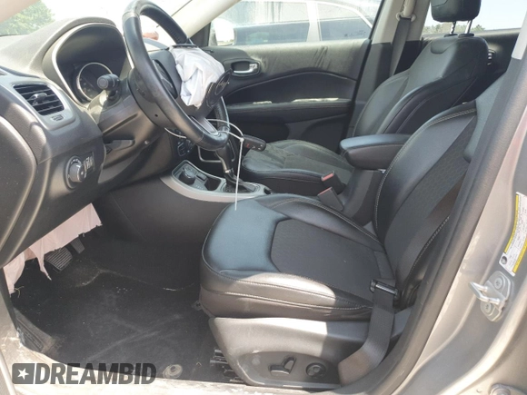 2020 Jeep Compass Latitude z VIN 3C4NJDBB6LT117095, wystawiony jako Copart lot #54346655 z przebiegiem 26 047 mil mil oraz Szkoda całkowita • Salvage title. Historia ofert i sprzedaży dostępna na DreamBid. Obrazek 7.