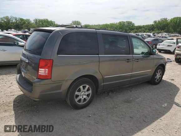 2010 Chrysler Town & Country Touring z VIN 2A4RR5D16AR415368, wystawiony jako Copart lot #55738015 z przebiegiem 127 871 mil mil oraz Szkoda całkowita • Salvage title. Historia ofert i sprzedaży dostępna na DreamBid. Obrazek 3.