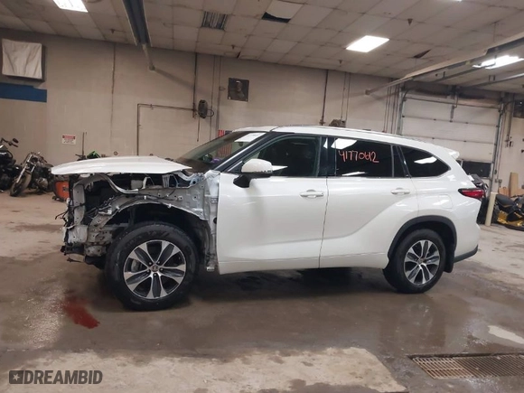 2021 Toyota Highlander XLE with VIN 5TDGZRBH8MS135791, listed as a IAAI auction lot 41770612 with 51,697 mi miles. Bid and sale history available at carsss.com. Image 15.
