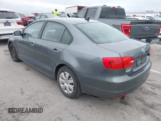 2014 Volkswagen Jetta SE z VIN 3VWD17AJ3EM225383, wystawiony jako IAAI lot #42172006 z przebiegiem 129 198 mil mil oraz . Historia ofert i sprzedaży dostępna na DreamBid. Obrazek 3.