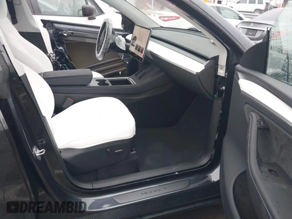 2025 Tesla Model Y Long Range with VIN 7SAYGDED8SA340082, listed as a IAAI auction lot 41915369 with 7,296 mi miles and . Bid and sale history available at DreamBid. Image 5.
