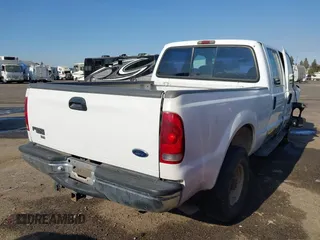 2000 Ford Super Duty F-250 XL with VIN 1FTNW21F5YEB57752, listed as a IAAI auction lot 40702428 with 323,191 mi miles. Bid and sale history available at carsss.com. Image 4.