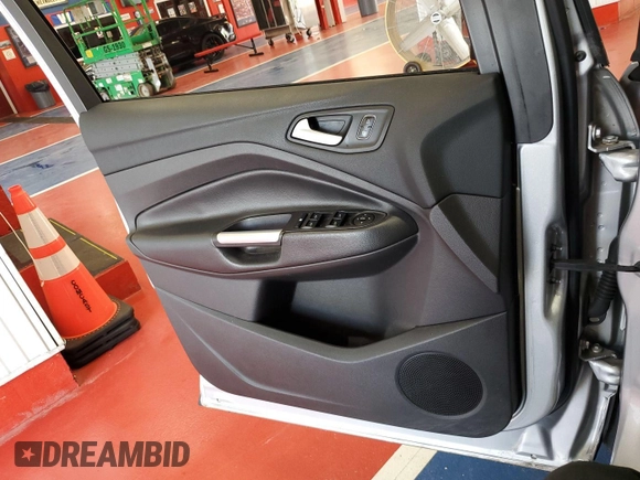 2018 Ford Escape SE z VIN 1FMCU9GD3JUC13075, wystawiony jako IAAI lot #42537659 z przebiegiem 77 270 mil mil oraz . Historia ofert i sprzedaży dostępna na DreamBid. Obrazek 17.