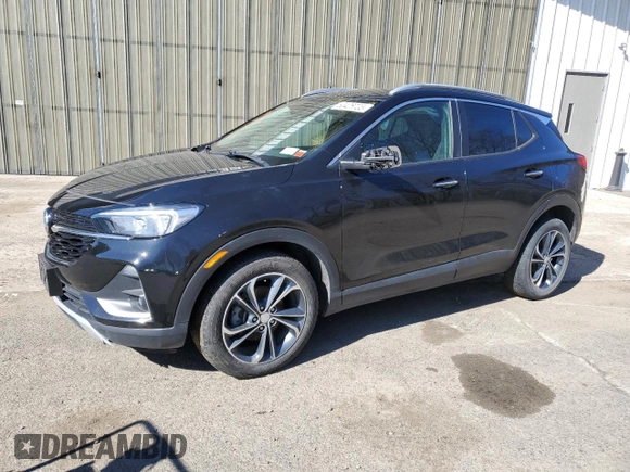 2020 Buick Encore GX Select z VIN KL4MMDSL2LB096513, wystawiony jako Copart lot #50428735 z przebiegiem 58 101 mil mil oraz Czysty tytuł • Clean title. Historia ofert i sprzedaży dostępna na DreamBid. Obrazek 1.