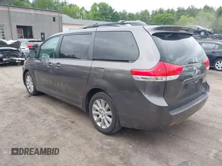 2012 Toyota Sienna LE z VIN 5TDJK3DC2CS048945, wystawiony jako IAAI lot #42319090 z przebiegiem 136 488 mil mil oraz . Historia ofert i sprzedaży dostępna na DreamBid. Obrazek 14.