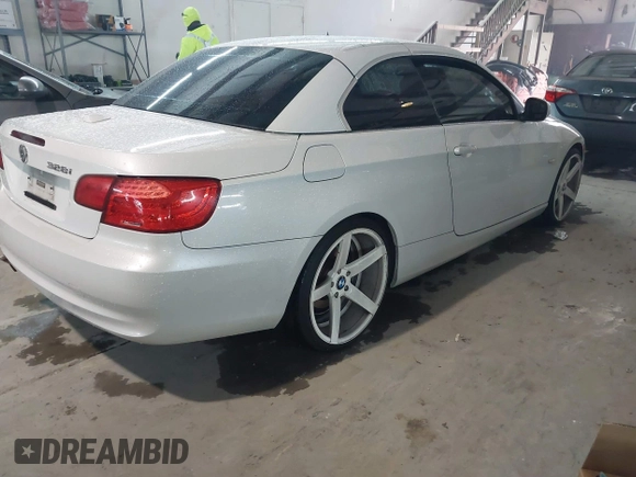 2012 BMW 3 Series 328i z VIN WBADW3C5XCE823077, wystawiony jako IAAI lot #41552466 z przebiegiem 133 228 mil mil oraz . Historia ofert i sprzedaży dostępna na DreamBid. Obrazek 4.