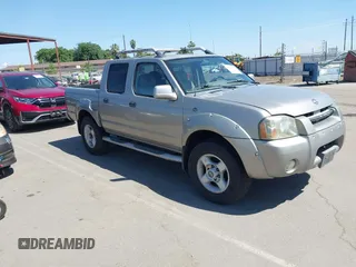 2001 Nissan Frontier SE z VIN 1N6ED27TX1C392410, wystawiony jako IAAI lot #42189075 z przebiegiem 108 470 mil mil oraz . Historia ofert i sprzedaży dostępna na DreamBid. Obrazek 1.