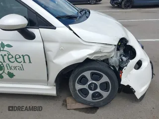 2018 FIAT 500e z VIN 3C3CFFGE9JT425578, wystawiony jako IAAI lot #42078476 z przebiegiem 29 592 mil mil oraz . Historia ofert i sprzedaży dostępna na DreamBid. Obrazek 20.