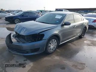 2014 Volkswagen Passat S z VIN 1VWAP7A34EC014200, wystawiony jako IAAI lot #41431660 z przebiegiem 171 963 mil mil oraz . Historia ofert i sprzedaży dostępna na DreamBid. Obrazek 2.