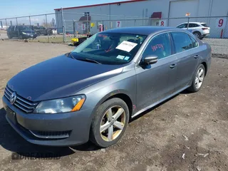 2012 Volkswagen Passat SE с VIN 1VWBP7A36CC075243, выставлен на аукционе IAAI как лот 41867214 с пробегом 156 741 миль миль и . История ставок и продаж доступна на DreamBid. Изображение 2.