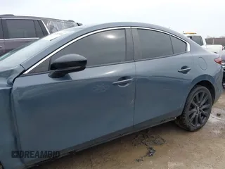 2022 Mazda 3 Carbon Edition z VIN 3MZBPACL2NM310491, wystawiony jako IAAI lot #41981966 z przebiegiem 50 314 mil mil oraz . Historia ofert i sprzedaży dostępna na DreamBid. Obrazek 15.