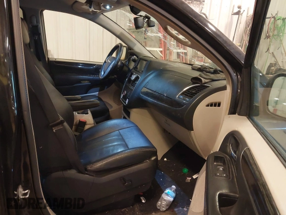 2015 Chrysler Town & Country Touring-L with VIN 2C4RC1CG3FR726639, listed as a IAAI auction lot 41502793 with 161,440 mi miles. Bid and sale history available at carsss.com. Image 5.