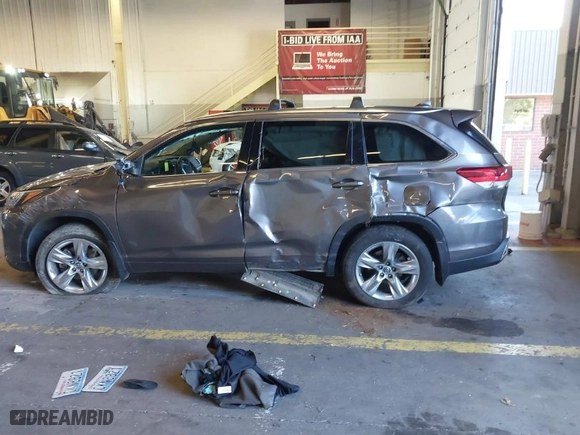 2017 Toyota Highlander Limited with VIN 5TDDZRFH6HS421769, listed as a IAAI auction lot 40526495 with 134,608 mi miles. Bid and sale history available at carsss.com. Image 15.