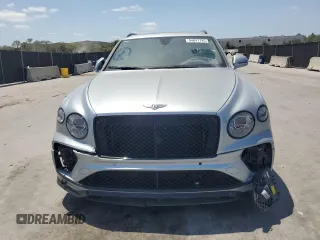 2022 Bentley Bentayga V8 z VIN SJAAM2ZV9NC011752, wystawiony jako Copart lot #54847785 z przebiegiem Nie podano mil oraz Nie do naprawy. Historia ofert i sprzedaży dostępna na DreamBid. Obrazek 5.