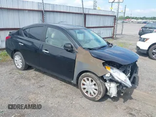 2013 Nissan Versa S Plus z VIN 3N1CN7AP3DL847688, wystawiony jako IAAI lot #42469986 z przebiegiem 198 345 mil mil oraz . Historia ofert i sprzedaży dostępna na DreamBid. Obrazek 1.