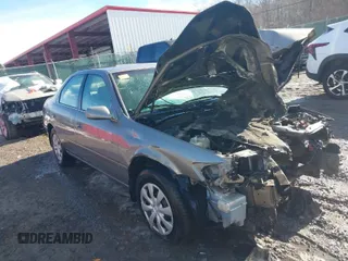 2000 Toyota Camry CE z VIN 4T1BG22K6YU664317, wystawiony jako IAAI lot #41461827 z przebiegiem 243 026 mil mil oraz . Historia ofert i sprzedaży dostępna na DreamBid. Obrazek 1.