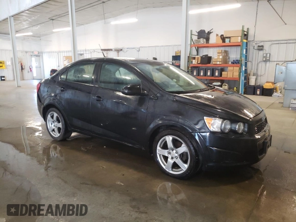 2013 Chevrolet Sonic LS z VIN 1G1JA5SH4D4160231, wystawiony jako Copart lot #56076225 z przebiegiem 128 622 mil mil oraz Czysty tytuł • Clean title. Historia ofert i sprzedaży dostępna na DreamBid. Obrazek 4.
