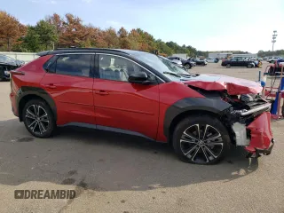2023 Subaru Solterra Premium z VIN JTMABABA9PA001288, wystawiony jako Copart lot #71237833 z przebiegiem Nie podano mil oraz . Historia ofert i sprzedaży dostępna na DreamBid. Obrazek 4.