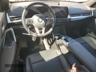 2023 BMW X1 xDrive28i z VIN WBX73EF08P5W93989, wystawiony jako Copart lot #51794235 z przebiegiem 43 271 mil mil oraz Czysty tytuł • Clean title. Historia ofert i sprzedaży dostępna na DreamBid. Obrazek 8.