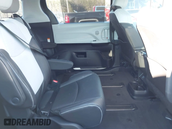 2025 Toyota Sienna XSE z VIN 5TDDRKEC2SS232704, wystawiony jako IAAI lot #41282047 z przebiegiem 2 064 mil mil oraz . Historia ofert i sprzedaży dostępna na DreamBid. Obrazek 8.