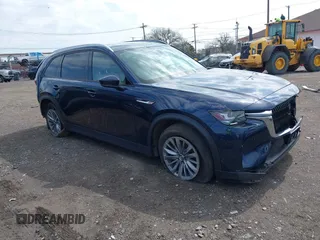 2024 Mazda CX-90 Preferred z VIN JM3KKBHA5R1158229, wystawiony jako IAAI lot #42008464 z przebiegiem 20 817 mil mil oraz . Historia ofert i sprzedaży dostępna na DreamBid. Obrazek 1.