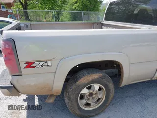 2005 Chevrolet Silverado 1500 Z71 with VIN 1GCEK19Z15Z192815, listed as a IAAI auction lot 42071205 with 352,883 mi miles. Bid and sale history available at carsss.com. Image 22.