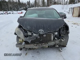 2013 Toyota Sienna SE z VIN 5TDXK3DC1DS363215, wystawiony jako Copart lot #43963015 z przebiegiem Nie podano mil oraz Szkoda całkowita • Salvage title. Historia ofert i sprzedaży dostępna na DreamBid. Obrazek 5.
