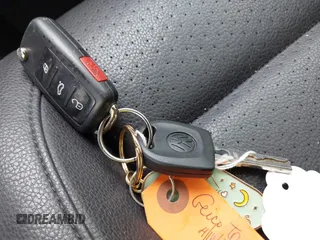 2017 Volkswagen Tiguan S z VIN WVGBV7AX1HK031235, wystawiony jako IAAI lot #42146876 z przebiegiem 95 028 mil mil oraz . Historia ofert i sprzedaży dostępna na DreamBid. Obrazek 11.