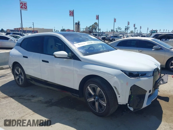 2024 BMW iX xDrive50 z VIN WB523CF08RCR16666, wystawiony jako IAAI lot #41974529 z przebiegiem 3751 mil mil oraz . Historia ofert i sprzedaży dostępna na DreamBid. Obrazek 13.