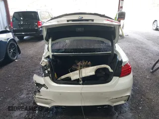 2015 BMW M4 z VIN WBS3R9C59FK331843, wystawiony jako IAAI lot #42105398 z przebiegiem 105 348 mil mil oraz . Historia ofert i sprzedaży dostępna na DreamBid. Obrazek 16.