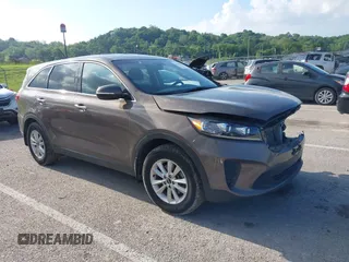 2019 Kia Sorento LX z VIN 5XYPG4A31KG449825, wystawiony jako IAAI lot #42258722 z przebiegiem 82 652 mil mil oraz . Historia ofert i sprzedaży dostępna na DreamBid. Obrazek 1.
