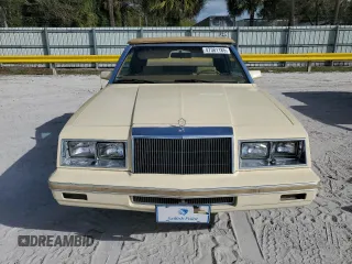 1982 Chrysler LeBaron z VIN 1C3BC45B6CG185348, wystawiony jako Copart lot #47381185 z przebiegiem 69 381 mil mil oraz Tytuł czysty. Historia ofert i sprzedaży dostępna na DreamBid. Obrazek 5.