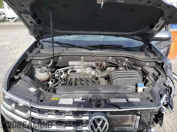 2018 Volkswagen Atlas SE with VIN 1V2PR2CA4JC555911, listed as a Copart auction lot 61905125 with 101,860 mi miles and Salvage title. Bid and sale history available at DreamBid. Image 12.