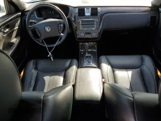 2010 Cadillac DTS 1SA z VIN 1G6KA5EY4AU126988, wystawiony jako Copart lot #49551415 z przebiegiem 114 768 mil mil oraz Tytuł czysty. Historia ofert i sprzedaży dostępna na DreamBid. Obrazek 8.
