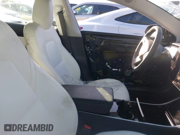 2019 Tesla Model 3 Mid Range z VIN 5YJ3E1EA4KF317872, wystawiony jako IAAI lot #41491269 z przebiegiem 90 772 mil mil oraz . Historia ofert i sprzedaży dostępna na DreamBid. Obrazek 5.