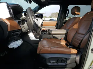 2024 Toyota Tundra 1794 Edition z VIN 5TFMC5DB9RX074071, wystawiony jako Copart lot #83177584 z przebiegiem Nie podano mil oraz Szkoda całkowita • Salvage title. Historia ofert i sprzedaży dostępna na DreamBid. Obrazek 7.