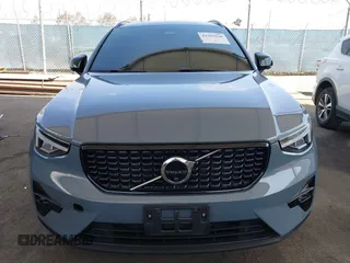 2023 Volvo XC40 Ultimate Dark Theme z VIN YV4L12UX9P2952245, wystawiony jako IAAI lot #42205666 z przebiegiem 19 952 mil mil oraz . Historia ofert i sprzedaży dostępna na DreamBid. Obrazek 12.