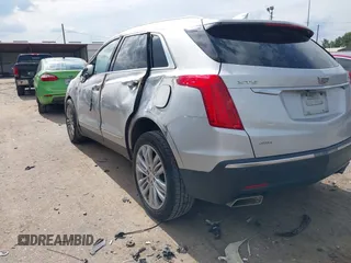2019 Cadillac XT5 Premium Luxury AWD z VIN 1GYKNFRS0KZ207739, wystawiony jako IAAI lot #42229089 z przebiegiem 99 801 mil mil oraz . Historia ofert i sprzedaży dostępna na DreamBid. Obrazek 3.