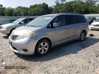 2012 Toyota Sienna LE AAS z VIN 5TDKK3DC7CS234131, wystawiony jako Copart lot #65831615 z przebiegiem 249 072 mil mil oraz Czysty tytuł • Clean title. Historia ofert i sprzedaży dostępna na DreamBid. Obrazek 1.