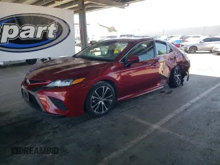 2018 Toyota Camry LE z VIN 4T1B11HK0JU538964, wystawiony jako Copart lot #57900945 z przebiegiem 123 343 mil mil oraz Szkoda całkowita • Salvage title. Historia ofert i sprzedaży dostępna na DreamBid. Obrazek 1.