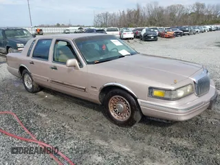 1997 Lincoln Town Car Executive z VIN 1LNLM81W7VY612655, wystawiony jako IAAI lot #41607144 z przebiegiem 257 223 mil mil oraz . Historia ofert i sprzedaży dostępna na DreamBid. Obrazek 1.