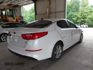2015 Kia Optima LX z VIN 5XXGM4A72FG488753, wystawiony jako IAAI lot #39163213 z przebiegiem 128 821 mil mil oraz . Historia ofert i sprzedaży dostępna na DreamBid. Obrazek 4.