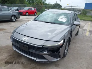 2024 Hyundai Elantra SE z VIN KMHLL4DG5RU645022, wystawiony jako IAAI lot #42651170 z przebiegiem 33 769 mil mil oraz . Historia ofert i sprzedaży dostępna na DreamBid. Obrazek 6.