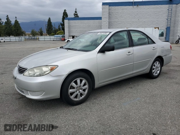 2005 Toyota Camry STD z VIN 4T1BE32K35U558818, wystawiony jako Copart lot #56023365 z przebiegiem 109 917 mil mil oraz Szkoda całkowita • Salvage title. Historia ofert i sprzedaży dostępna na DreamBid. Obrazek 1.