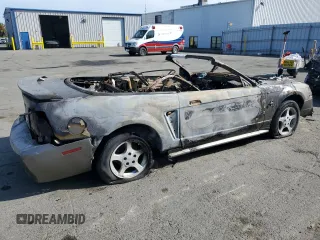 2002 Ford Mustang Deluxe z VIN 1FAFP44482F106003, wystawiony jako Copart lot #54337315 z przebiegiem Nie podano mil oraz Nie do naprawy • Non repairable. Historia ofert i sprzedaży dostępna na DreamBid. Obrazek 3.