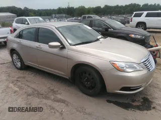 2014 Chrysler 200 LX z VIN 1C3CCBAB5EN206428, wystawiony jako IAAI lot #42413958 z przebiegiem 161 921 mil mil oraz . Historia ofert i sprzedaży dostępna na DreamBid. Obrazek 1.