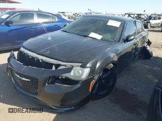 2019 Chrysler 300 S z VIN 2C3CCABG5KH562838, wystawiony jako IAAI lot #42134711 z przebiegiem 118 506 mil mil oraz . Historia ofert i sprzedaży dostępna na DreamBid. Obrazek 2.