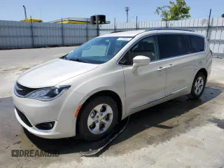 2017 Chrysler Pacifica Touring L Plus z VIN 2C4RC1EG2HR628234, wystawiony jako Copart lot #55633335 z przebiegiem 82 666 mil mil oraz Czysty tytuł • Clean title. Historia ofert i sprzedaży dostępna na DreamBid. Obrazek 1.